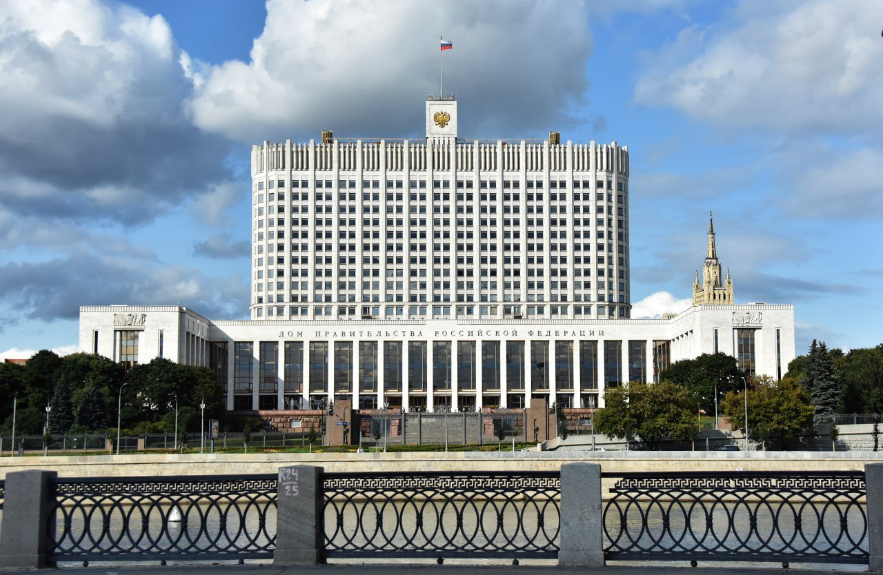 Правительство ввело временные ограничения на экспорт обогащенного урана в США    Россия вводит временные ограничения на экспорт обогащенного урана. Постановление об этом подписано.    Речь идет о вывозе обогащенного урана в США или по внешнеторговым договорам, заключенным с лицами, зарегистрированными в юрисдикции США. Исключение составляют поставки по разовым лицензиям, выданным Федеральной службой по техническому и экспортному контролю.   Решение принято по указанию Президента в ответ на введенные США на 2024–2027 годы ограничение и запрет с 2028 года на импорт российской урановой продукции. Проанализировать возможность ограничения поставок на внешние рынки стратегического сырья Владимир Путин поручил в сентябре на совещании с правительством.