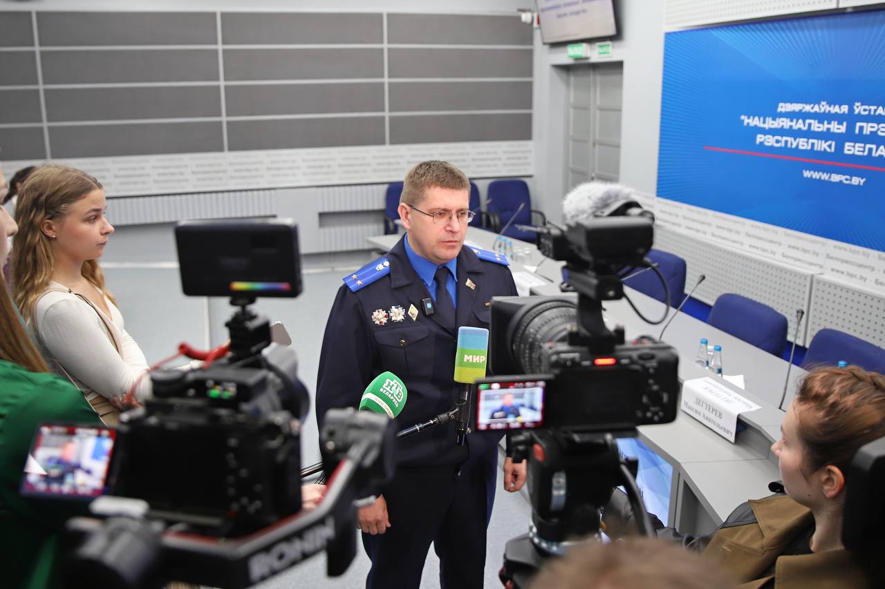 В Беларуси раскрыта масштабная сеть колл-центров, продававших пищевые добавки под видом лекарств от хронических заболеваний. Более 50 человек задержаны — сообщает Следственный комитет Схема включала использование фальшивых медицинских рекомендаций, поддельных отзывов с фото известных актеров , и сайтов-ловушек для сбора контактов. Организаторы использовали более 25 ИП и 10 юрлиц для легализации деятельности. Доход группы с 2021 года составил около 23 млн белорусских рублей. Ведомство подчеркивает, что их деятельность затронула тысячи граждан, в основном пожилых людей — некоторые тратили до 8 тысяч рублей. Один из организаторов — гражданин России, ранее судимый за наркопреступления. Его сообщник — белорус, который неоднократно судим за мошенничество.