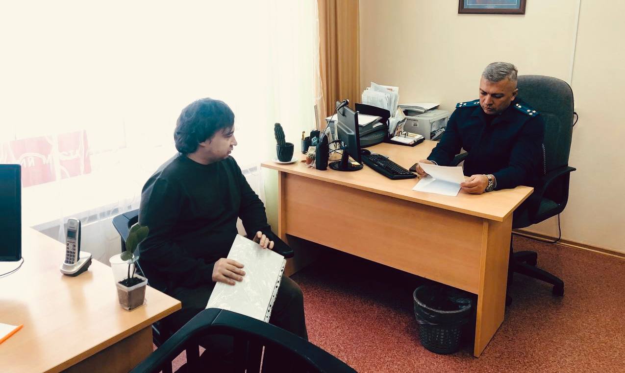 Прокурор г Нижневартовска Александр Ерёменко в филиале Фонда Защитники Отечества провел личный прием участников специальной военной операции и членов их семей Граждане обратились к прокурору по вопросам нарушения жилищных прав о незаконном отказе в предоставлении мер социальной поддержки об обжаловании действий бездействий органов местного самоуправления и правоохранительных органов Всем заявителям оказана необходимая правовая помощь приняты обращения Результаты их рассмотрения поставлены прокурором на личный контроль