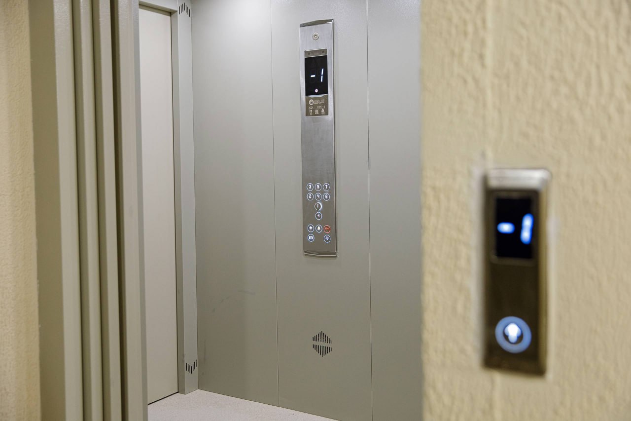 Семь регионов направили на замену лифтов средства в рамках списания бюджетных кредитов Это ускорит темпы замены устаревшего лифтового оборудования в многоквартирных домах и повысит безопасность жителей Первый замминистра строительства и ЖКХ Александр Ломакин Финансирование замены лифтов будет осуществляться за счет взносов на капитальный ремонт и бюджетной поддержки с применением механизма списания бюджетных кредитов В частности 36 регионов планируют использовать такой инструмент для замены лифтов За 9 месяцев 2025 года уже обновлено более 11 6 тыс лифтов в рамках реализации региональных программ капремонта Гендиректор ФРТ Василий Купызин В этом году семь субъектов РФ провели списание бюджетных кредитов по расходам региональных бюджетов 2024 года и направили высвободившиеся средства на замену лифтов Среди них Воронежская Архангельская Нижегородская Самарская Ульяновская Свердловская области и Удмуртская Республика ФРТ осуществляет мониторинг реализации региональных программ капремонта общего имущества в многоквартирных домах капремонт Подписаться на ФРТ в MAX Следить за новостями ФРТ в Telegram