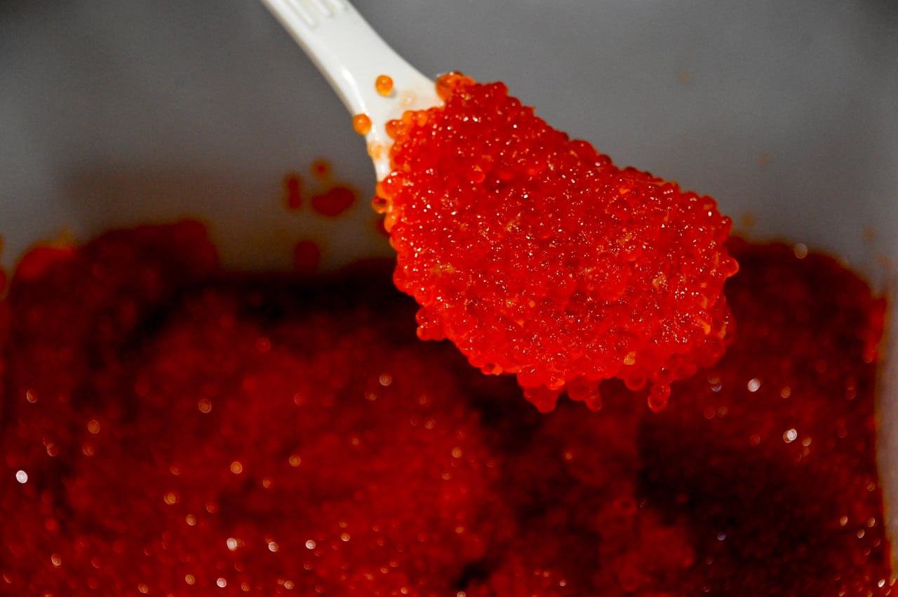 Предостережение от МВД Как мошенники крадут деньги под видом продажи икры В преддверии новогодних праздников мошенники активизировались в мессенджерах создавая поддельные аккаунты с заманчивыми предложениями о распродаже красной рыбы и икры по низким ценам Подробнее читайте по ссылке Фото Николай Михальченко ТАСС yk24 ru в MAX Telegram ВК VK Видео