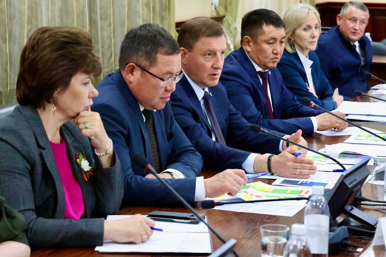 Провели важное совещание с главами города и районов. Основная тема - реализация в Республике нового 33-го Федерального закона о местном самоуправлении. Ключевое в предстоящей муниципальной реформе - переход на одноуровневую систему, когда в муниципалитете будет один глава и один совет депутатов. При этом в сёлах будут сохранены представители местной власти. Основная задача - сделать понятнее и удобнее прямое общение людей с органами местной власти. Какие изменения предлагаются: Районы Республики станут муниципальными округами, а сельские администрации - их территориальными органами. При этом никаких изменений границ районов и сёл не будет. Жителям станет проще общаться с местной властью. Все обращения будут направляться по принципу «одного окна» в бывшую сельскую администрацию, а после реформы - отдел администрации муниципального округа. Сегодня главам поселений передано множество разных полномочий. Зачастую без должного финансирования. Этот подход должен остаться в прошлом. По новой системе все бюджетные средства аккумулируются и направляются на решение наиболее важных животрепещущих вопросов. Это позволит выровнять финансирование между разными сёлами внутри муниципалитета. Сокращение выборов глав поселений и сельских депутатов даст существенную экономию бюджета Республики. Ежегодно проводятся несколько сельских выборов и довыборов, на организацию которых тратятся миллионы бюджетных средств. Серьезно увеличится роль районных Советов депутатов, которые при новой системе могут решать, как избирать главу района. На прямых выборах или из кандидатов по представлению Главы Республики. По федеральному законодательству мы должны привести законы Республики в соответствие до 1 января 2027 года. Но сделаем это досрочно, чтобы войти в бюджет на следующую трехлетку с единой структурой всех наших муниципалитетов и понятными для глав и жителей показателями. Муниципальная реформа - это не право, а обязанность регионов. Обсудим ее не только с действующими главами районов, поселений и депутатами, но и в обязательном порядке - с жителями Республики во время рабочих поездок.