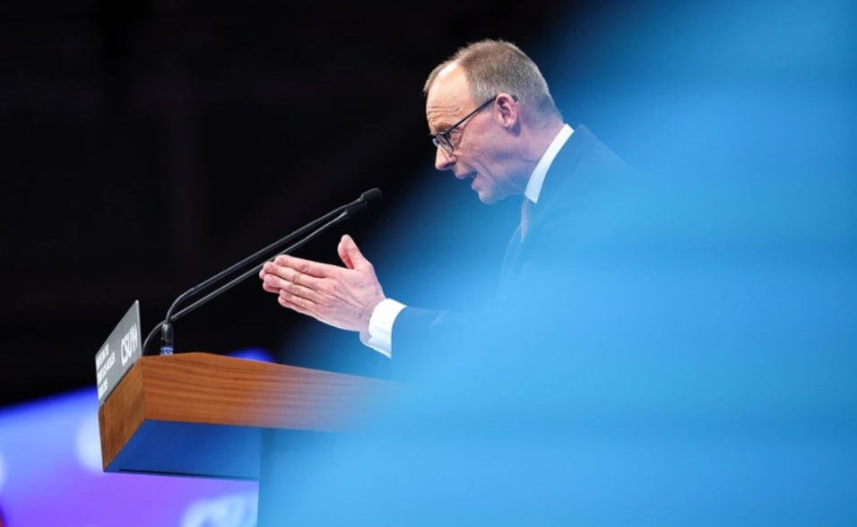 Эра идеологии закончилась а Германия нуждается в глубокой модернизации Об этом заявил канцлер страны Фридрих Мерц в Мюнхене на съезде партии ХСС которую он представляет Мерц выступал на мероприятии с речью Он допустил что общество сможет понять всю полноту того что происходит в мире только через много лет Это не приливы и отливы хороших отношений Это почти тектонический сдвиг Страна по словам канцлера является отстающей уже более десяти лет Десятилетия Pax Americana для нас закончились Ностальгия не поможет Это факт Американцы сейчас очень настойчиво отстаивают свои интересы И поэтому мы теперь должны отстаивать и свои Канцлер выразил мнение что Европе необходимо подготовиться к фундаментальным изменениям в отношениях с США а также к росту угроз со стороны России Российские власти неоднократно подчеркивали что страна не угрожает Европе Германию по мнению Мерца нужно обновить с нуля Фото IMAGO Revierfoto Global Look Press РБК в Telegram и MAX