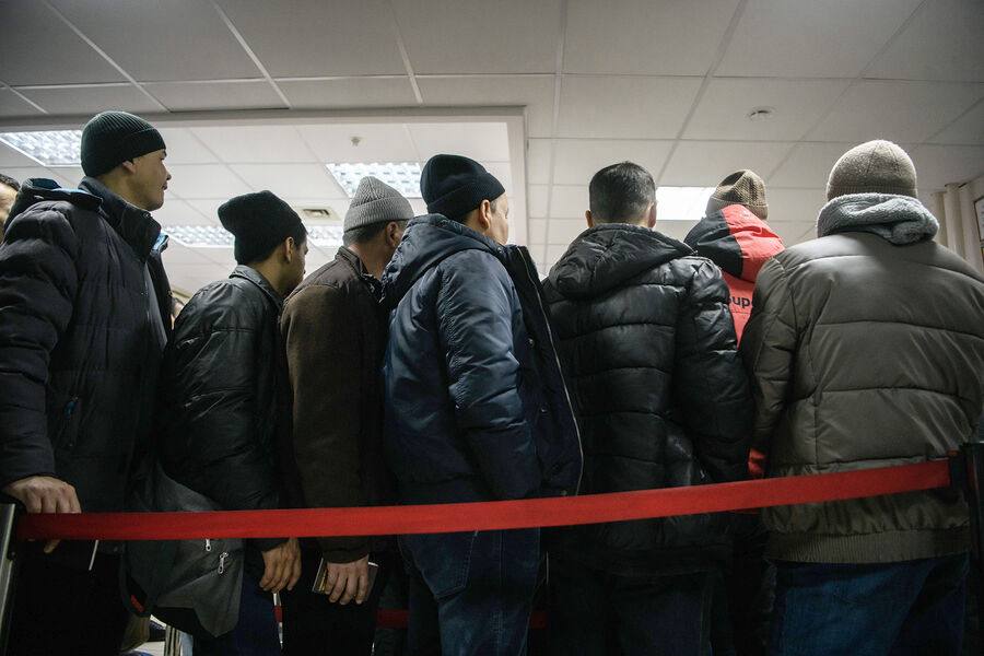 Россия готовится к потоку мигрантов из Юго Восточной Азии В 2026 году в Россию ожидается значительный приток трудовых мигрантов из Вьетнама Непала и Бангладеш из за острого дефицита рабочих в строительстве и сервисе заявил президент ТПП Сергей Катырин