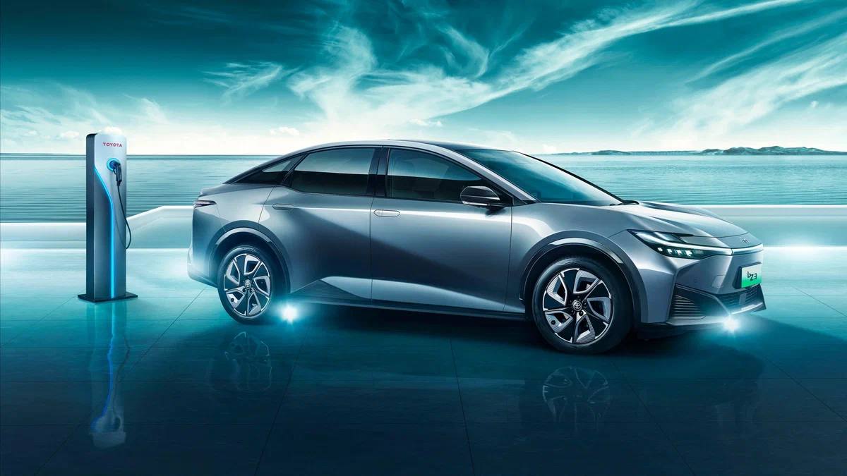 Toyota на треть уменьшила планы по выпуску электрокаров  Если ранее концерн рассчитывал выпустить и продать в 2026 году полтора миллиона единиц батарейного транспорта, то сейчас этот план сокращён до миллиона. По данным Nikkei, Toyota уже сообщила о своём решении поставщикам компонентов, чтобы те также пересмотрели свою производственную стратегию.