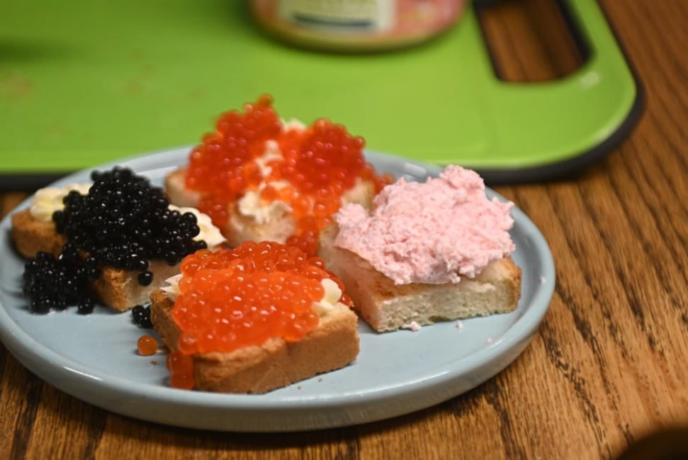 Красная икра подорожала на 6 процентов за год в Петербурге А вот овощная корзина за год кратно подешевела как мы уже подсчитали скинули ценник и картошка и репчатый лук и свекла и морковка В среднем на 20 процентов И это несмотря на то что в ноябре 2025 года цены на все те же овощи выросли на 3 6 процентов в сравнении с октябрем Разбираемся в непростом ценнике Нового года в этом материале Читай нас в MAX Читай нас в Telegram