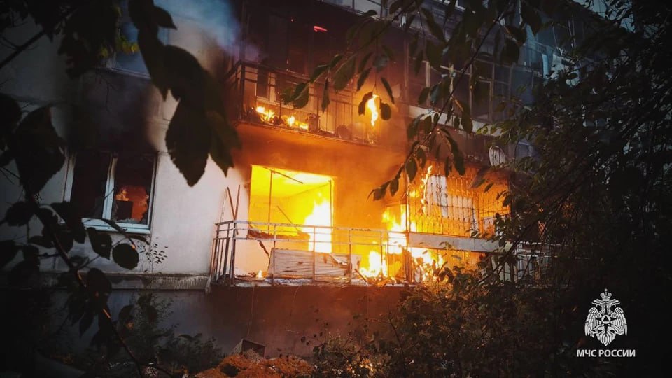 Пожар произошел в многоэтажном доме Северодонецка Сотрудники ГУ МЧС России по ЛНР оперативно потушили возгорание в пятиэтажном жилом доме на шоссе Строителей в Северодонецке. Пожар начался в нежилой квартире на первом этаже, после чего огонь перекинулся на балкон помещения этажом выше. "На место происшествия незамедлительно прибыли сотрудники 63-й пожарно-спасательной части. Благодаря их слаженным действиям удалось предотвратить распространение пламени на рядом расположенные квартиры", - сообщили в ведомстве. В результате инцидента полностью выгорела квартира площадью 70 кв. м и частично поврежден балкон на площади 3 квадрата. Пострадавших нет. На месте работали восемь спасателей и две единицы спецтехники. Причины возгорания устанавливают дознаватели МЧС. Ведомство напоминает о необходимости соблюдения правил пожарной безопасности, особенно в жилых домах.