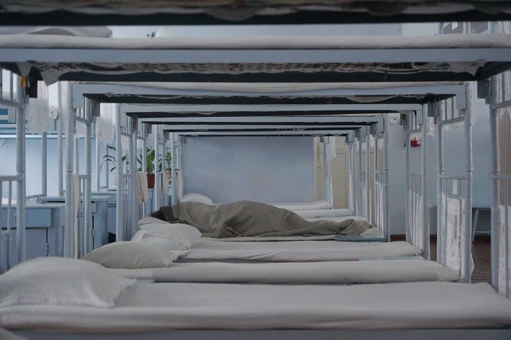 Мать четверых детей отправили в колонию за долги В Кобяйском районе суд вынес приговор местной жительнице которая годами уклонялась от помощи своим же детям Женщину уже дважды судимую за подобное и лишенную родительских прав на четверых детей приговорили к реальному лишению свободы Она не просто не платила алименты накопив долг почти в 400 тысяч рублей но и сознательно уклонялась от любой работы не обращалась в службу занятости и даже не являлась для отбывания назначенных ей ранее исправительных работ Учитывая позицию прокуратуры поддержавшей обвинение суд назначил наказание в виде одного года лишения свободы в колонии поселении Приговор еще не вступил в законную силу и может быть обжалован