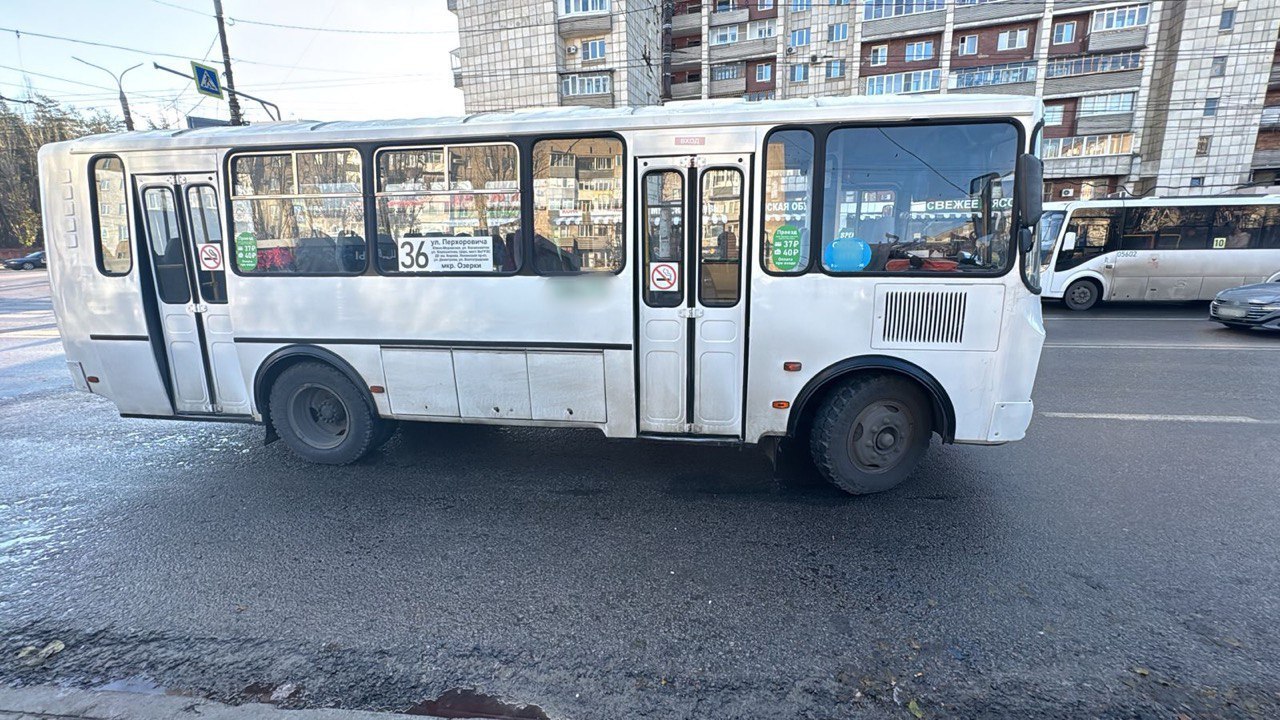 В Воронеже водитель автобуса сбил пешехода ДТП произошло накануне около 9 30 возле дома 30д по улице Южно Моравской Водитель автобусного маршрута 36 сбил 37 летнюю местную жительницу которая переходила дорогу по регулируемому пешеходному переходу на разрешающий сигнал светофора Пострадавшая получила телесные повреждения Ее забрали медики Полиция проводит проверку Фото ГУ МВД России по Воронежской области Подписывайтесь на канал РИА Воронеж в Max