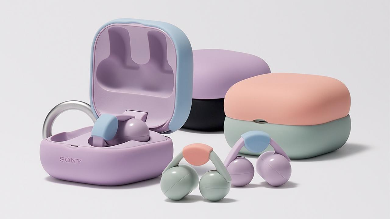 У Sony появились наушники клипсы Sony выпустила наушники LinkBuds Clip Open открытого типа Они не вставляются в уши а крепятся на ушные раковины как клипсы поэтому лучше подходят к разным ушам и вызывают меньше дискомфорта С кейсом работают до 37 часов предлагают эквалайзер и три режима работы в том числе режим для понижения громкости чтобы не подслушивали окружающие Цена 230 долларов 17 700 рублей rozetked me news 43965