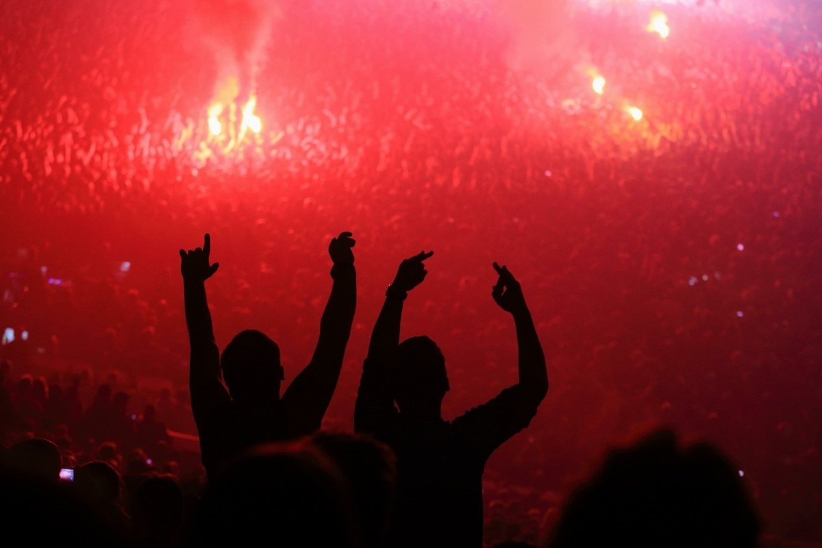 В Санкт Петербурге произошел несчастный случай во время уличного фаер шоу в результате которого пострадал артист По информации издания База инцидент произошел на Большой Морской улице Пьяная зрительница во время выступления подошла к импровизированной сцене и пнула канистру с керосином В этот момент 27 летний фаерщик выступал с горящими факелами Разлившееся топливо мгновенно вспыхнуло и пламя перекинулось на одежду и тело артиста Очевидцы происшествия бросились на помощь пытаясь потушить огонь до прибытия экстренных служб Пострадавшего срочно госпитализировали Врачи диагностировали у него ожоги лица рук ног и груди общей площадью около 50 поверхности тела Хотя большая часть повреждений классифицируется как поверхностные в дальнейшем не исключена необходимость проведения операций по пересадке кожи В настоящее время артист находится в реанимации ожогового отделения одной из городских больниц Его состояние оценивается как тяжелое но стабильное