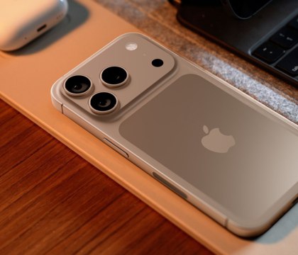 Реальный iPhone 17 Pro впервые запечатлели на фотографиях По сети разлетелись фотографии, на которых показан мужчина с новыми смартфонами Apple в руках. Судя по всему, это сотрудник компании, тестирующий пока еще не представленные устройства. Смартфон, который упакован в черный защитный чехол, это, судя по всему, iPhone 17 Pro с переработанным горизонтальным блоком камер. Читать далее