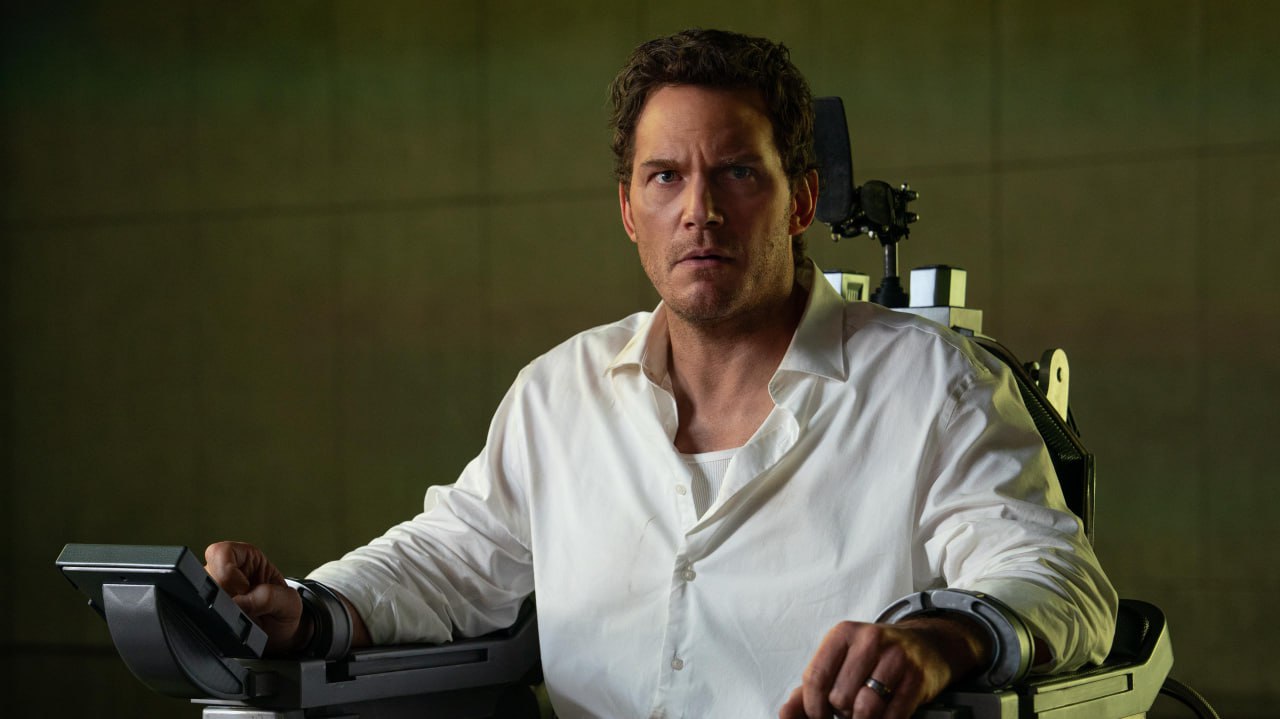 Крис Пратт и его Казнить нельзя помиловать готовятся занять первую строчку в прокате США По итогам выходных аналитики ожидают 11 13 млн несмотря на бушующую зиму в Штатах Пресса ленту разгромила 20 свежести на Rotten Tomatoes а вот зрителям картина Тимура Бекмамбетова понравилась чуть больше на IMDb средний балл составляет 6 2 балла из 10 Но это всё равно не поможет спастись от кассового провала Действие фильма разворачивается в Лос Анджелесе ближайшего будущего где судебную систему полностью контролирует искусственный интеллект Детектив Крис Рейвен которого играет Крис Пратт оказывается ложно обвинён в убийстве собственной жены Чтобы спасти себе жизнь герою даётся всего 90 минут на попытку убедить безэмоциональную машину судью в своей невиновности Бюджет ленты составил 60 млн Amazon   Следуй за КИНОТВ