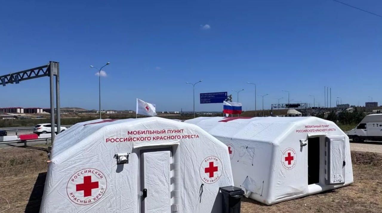 У Крымского моста со стороны Керчи установили медпункты для оказания помощи туристам, задержавшимся в очередях на досмотр. Как рассказал глава администрации Керчи Олег Каторгин, поставили три палатки, где оборудованы места для отдыха, дежурят фельдшеры. «Задействованы 30 человек и пять автотранспортных средств. Для удобства воду будут развозить на спецавто, продолжат работу и стационарные точки». Сегодня в очереди перед досмотровыми пунктами Крымского моста с обеих сторон находятся больше тысячи машин, время ожидания около трех часов. Пробка на выезде с полуострова начала образовываться с самого утра.