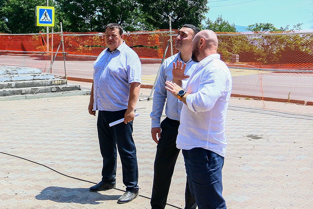 Лично проверил ход капитального ремонта мемориала Победы в Великой Отечественной войне. Это не просто реконструкция — это наш долг перед поколением победителей. 80 лет прошло с той страшной войны, но память о подвиге наших дедов и прадедов должна жить вечно. Именно поэтому мы впервые за много лет проводим такой масштабный ремонт. Уже полностью сняли старую облицовку, укрепляем конструкции, меняем гранитные плиты и лестницы. Уделяем внимание современным требованиям к освещению - все кабели теперь будут проложены под землёй. Хочу поблагодарить губернатора Приморья Олега Кожемяко, который поддержал проект. Отдельная благодарность проектировщикам и строителям - они делают всё, чтобы сохранить исторический облик памятника. Основные работы планируем закончить до конца ноября. Во время осмотра ещё раз убедился - этот мемориал связывает прошлое и будущее. Он должен стоять ещё сто лет, напоминая новым поколениям о цене Победы.