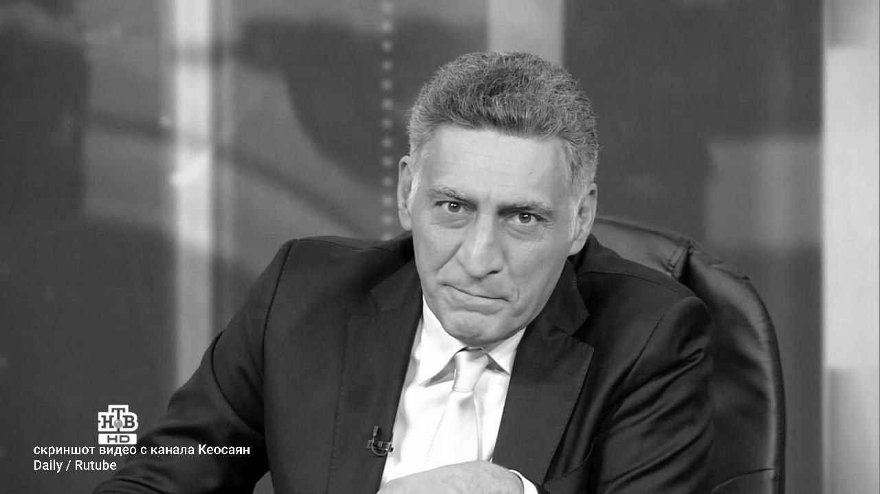 Тигран Кеосаян умер об этом заявила его жена Маргарита Симоньян Актеру режиссеру и ведущему было 59 лет Сегодня ночью Тигран ушел к Создателю Спасибо всем кто молился Пожалуйста не звоните сейчас ни мне ни семье Спасибо всем спасибо написала Симоньян в тг канале 20 апреля она рассказала что Тигран реагирует на внешние действия отвечает на слова морганием и сжимает пальцы 8 января стало известно что Кеосаян находится в коме после пережитой клинической смерти Симоньян отметила что у Кеосаяна длительное время наблюдались проблемы с сердцем fontankaspb