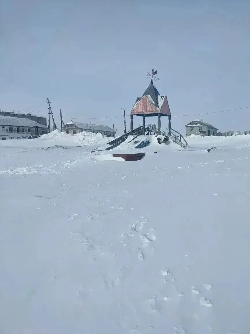 Стая собак напала на пятилетнюю девочку в Красноярском крае Все произошло во дворе дома в поселке Диксон В результате нападения ребенок поучил телесные повреждения головы и конечностей Собак отогнал проезжавший мимо местный житель Сейчас девочка находится в больнице ей оказывается необходимая помощь Заведено уголовное дело по статье Халатность Устанавливаются обстоятельства ЧП Подписаться на truekpru Читать нас в MAX