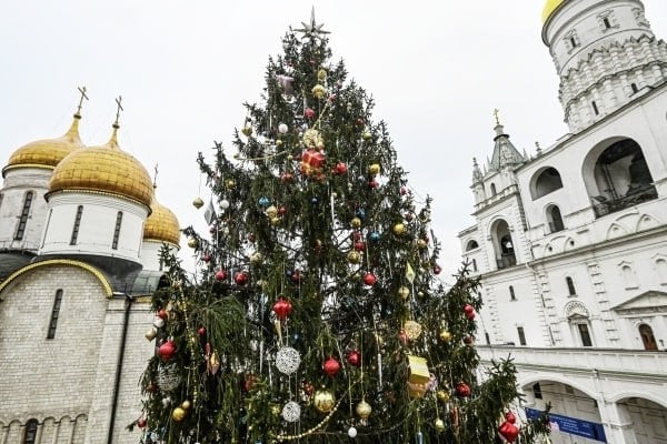 Из главной новогодней ёлки Росси изготовят сувениры, скворечники и клюшки  Дерево отправят на переработку после 19 января. До этого времени оно будет находится на Соборной площади Кремля.  «Ствол и ветки после сушки и специальной обработки отправляются в мастерскую, где кремлевская новогодняя ель обретает вторую жизнь в виде сувениров, таких как памятные часы, у которых спилы дерева служат циферблатом, скворечники и кормушки для подкормки птиц в холодное время, а также хоккейные клюшки», — рассказали РИА Новости в пресс-службе управления делами президента.  Там добавили, что ветки и хвоя, оставшиеся от новогодней ёлки, традиционно передаются в зоопарки для подкормки животных.    Подпишись на «Говорит Москва»