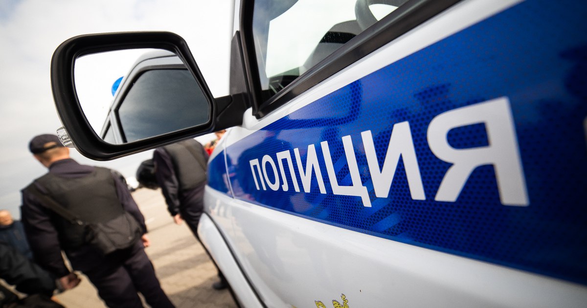 В центре Москвы человек устроил стрельбу Два человека госпитализированы в результате стрельбы По имеющейся информации между тремя гражданами произошёл конфликт во время которого один из участников применил светошумовое оружие после чего скрылся говорится в заявлении МВД Полицейские устанавливают все обстоятельства произошедшего и разыскивают стрелявшего