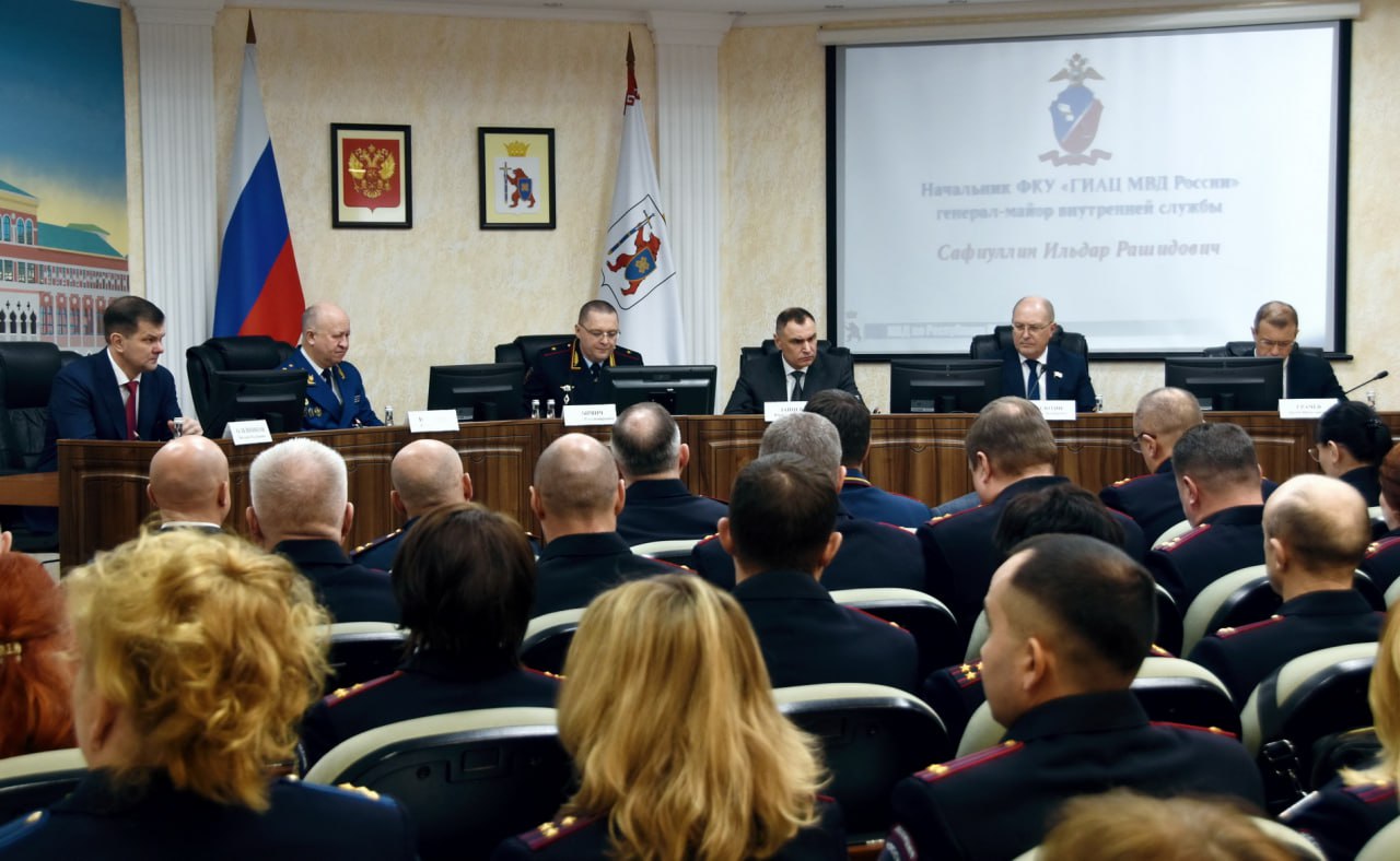 В Марий Эл полицейские подвели итоги оперативно служебной деятельности за 2025 год На заседании коллегии МВД по Республике Марий Эл под председательством министра Андрея Вырвича подведены итоги деятельности за 2025 год Отмечено снижение уровня преступности на 14 6 в том числе тяжких и особо тяжких преступлений Уменьшилось количество киберпреступлений на 20 но выросло мошенничество в этой сфере на 9 3 Улучшена ситуация с общественным порядком и противодействием терроризму экстремизму Раскрываемость преступлений выросла в том числе прошлых лет Успешно пресекаются наркотрафик и экономические преступления Выявлено более 4 5 тысяч миграционных нарушений Профилактическая работа снизила бытовую и повторную преступность Однако растет число ДТП особенно с участием детей Некомплект личного состава МВД составляет 28 Уровень доверия граждан к полиции растет Отличившимся сотрудникам вручены награды Подробнее на сайте МВД по Республике Марий Эл   12 мвд рф news item 77806182 МВД12 МВДпоРМЭ