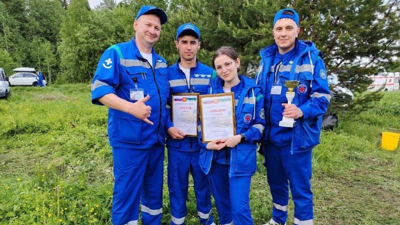 Медики скорой помощи Сургута стали одними из лучших на республиканском турнире Команда Сургутской станции скорой помощи завоевала несколько наград на открытых республиканских соревнованиях профмастерства в Коми «Вызов-2025». Об этом написал в своем телеграм-канале глава депздрава Югры Роман Паськов В навыках оказания медицинской помощи соревновались 20 команд их разных регионов страны. Сургутяне поднимались на пьедестал почета дважды. Команда в составе врача Рината Хайрулина, фельдшера Сергея Музычко и медсестры-анестезиста Седы Загаевой вошла в тройку лучших на этапе «Медицинская манипуляция». А сургутский водитель машины скорой Бийтемир Османов занял первое место в номинации «Базовая сердечно-легочная реанимация», доказав, что наши водители умеют не только быстро ездить на вызовы, но и оказывать первую помощь. _______ Sitv.ru