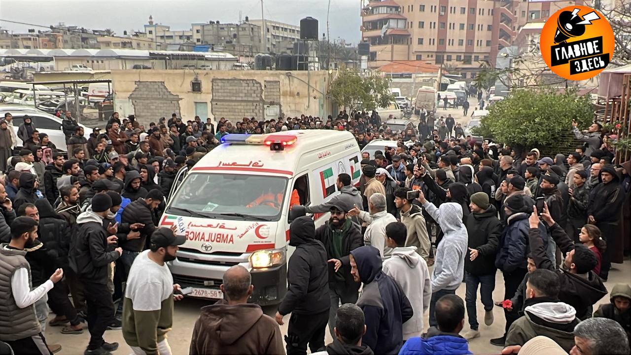 Трое палестинских журналистов погибли при ударе по сектору Газа Представители палестинского министерства здравоохранения заявили что в результате израильского авиаудара погибли три журналиста которые ехали в автомобиле снять на видео недавно созданный лагерь для перемещенных лиц в районе Нецарим Среди погибших Мохаммед Салах Кашта Абдул Рауф Шаат и Анас Гнейм Журналисты использовали беспилотник для съёмки распределения гуманитарной помощи Египетским комитетом помощи в секторе Газа На всех автомобилях комитета изображен фирменный логотип Израильские военные в свою очередь заявили что нанесли удар по подозреваемым управлявшим беспилотником Главное здесь Подписывайтесь