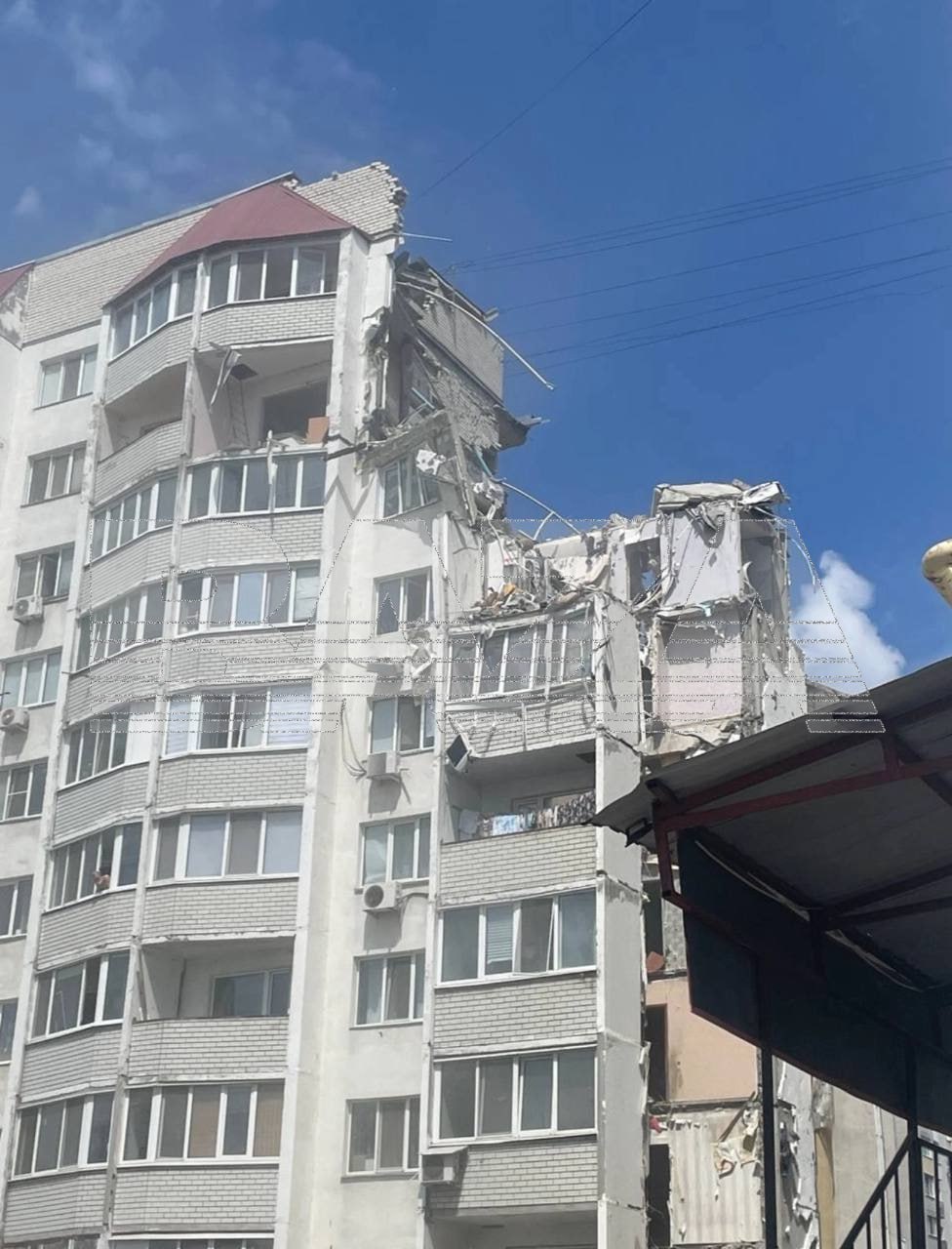 Как минимум один человек погиб при взрыве дома в Саратове. Также есть пострадавшие среди пешеходов — на них упали обломки. Подписывайтесь, это Baza