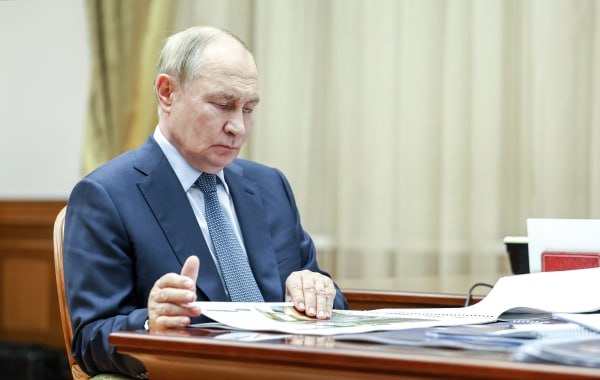 Владимир Путин поручил ввести ограничения на иностранные приложения  Речь идёт о программном обеспечении, созданном в недружественных государствах, включая коммуникационные сервисы.  Об этом говорится в перечне поручений президента на официальном сайте Кремля. Правительству предстоит снизить зависимость страны от иностранных цифровых решений и обеспечить информационную безопасность государства. В частности, предлагается рассмотреть механизмы поддержки отечественных разработок в этой сфере.  Сроки исполнения поручения президент определил до конца 2025 года.    Подпишись на «Говорит Москва»