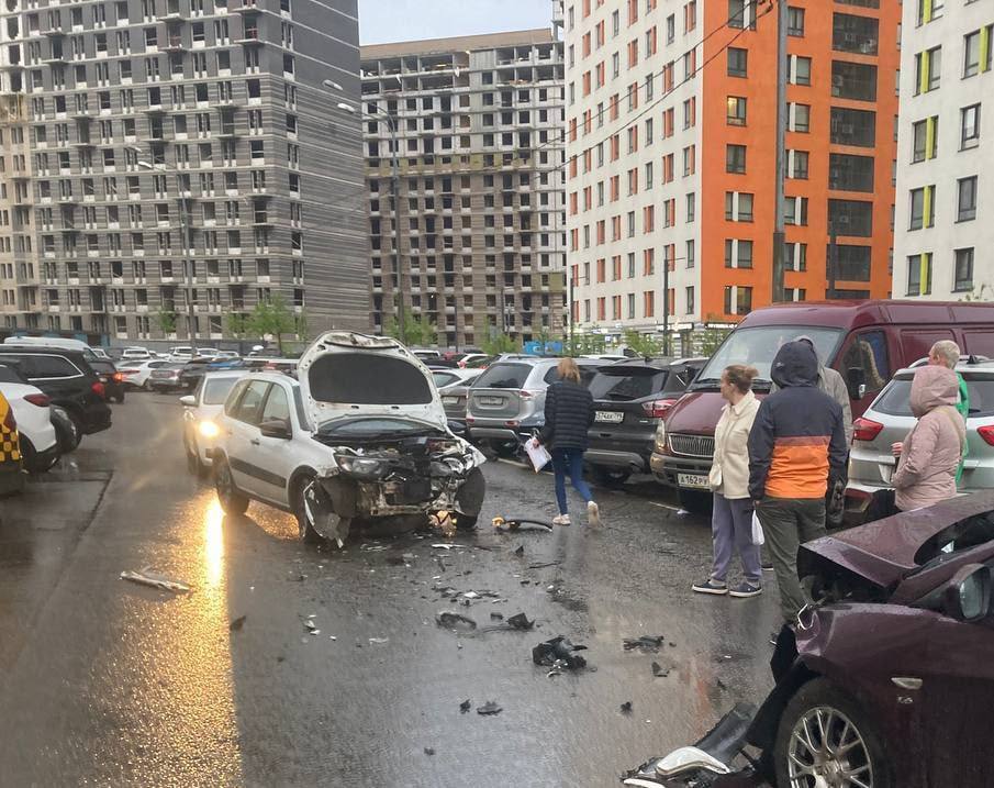 В Путилково два автомобиля столкнулись лоб в лоб. Автомобиль Lada двигался по двору мимо припаркованных машин и столкнулся с ехавшим во встречном направлении Hyundai. Водителя автомобиля Lada госпитализировали. — поделись с нами контентом