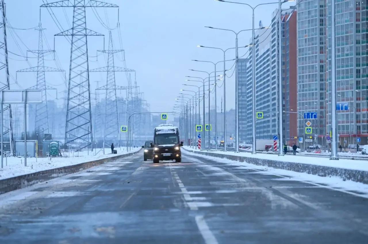 В Ленобласти открыли движение по первому этапу Западного обхода Мурино Рабочее движение по первому этапу Западного обхода Мурино от Кольцевой автодороги КАД до Ручьевского проспекта открыли в Ленинградской области 29 декабря Запуск участка стал возможным после завершения строительства моста через реку Охту в Мурино сообщили в пресс службе областного правительства  По данным властей введенный в эксплуатацию 900 метровый участок разгрузит основные магистрали Мурино сократит время в пути между Петербургом и Ленобластью и создаст альтернативные маршруты для транспорта Реализация проекта позволит увеличить пропускную способность улично дорожной сети на 170   Западный обход Мурино в створе Пискаревского проспекта это совместный агломерационный проект Ленинградской области и Санкт Петербурга Общая протяженность обхода с учетом нового моста составляет 7 км из которых около 1 км проходит по территории Петербурга В комитете по дорожному хозяйству региона отметили что основные строительно монтажные работы на участке расположенном в границах Ленобласти планируется завершить в 2026 г Telegram Правительство Ленинградской области Telegram Max