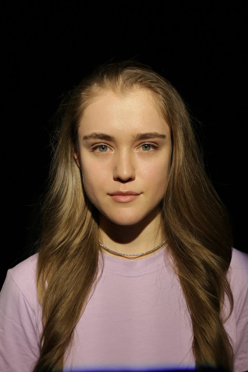 25 летняя дочь начальника управления президента по внутренней политике Андрея Ярина стала новым директором департамента кинематографии и цифрового развития Минкульта пишут Ведомости Анна Ярина окончила магистратуру НИУ ВШЭ в 2021 году и работает в Минкультуры с января 2025 года Андрей Ярин в 2006 2009 занимал должность председателя правительства КБР Глава департамента кинематографии и цифрового развития одна из ключевых фигур в российской киноиндустрии В компетенцию департамента в частности входит выдача прокатных удостоверений без которых кинотеатры не могут показывать фильмы Кроме того департамент организует проведение конкурсов на распределение господдержки на авторское дебютное документальное кино и анимационные фильмы Также департамент готовит для министерства решения по регулированию и мерам поддержки киноиндустрии отмечают Ведомости Фото Высшая школа экономики gazetayuga