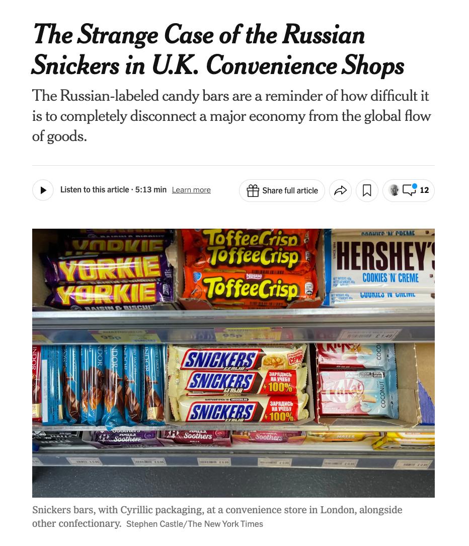 В продуктовых магазинах Лондона заметили российский Snickers В Лондоне на прилавках магазинов шаговой доступности обнаружили Snickers с надписями на русском языке пишет The New York Times Это законно Представитель британского Института торговых стандартов сообщил что в организации отслеживают поступление российского шоколада в страну поскольку продажа таких сладостей с указанием состава не на английском языке нарушает закон о маркировке В крупных супермаркетах батончики не продаются Владельцы магазинов шаговой доступности в Лондоне заявили NYT что закупали их у оптовиков специализирующихся на поставках мелким розничным торговцам Производитель Mars Wrigley заявил что не может помешать посредникам покупать Snickers в России и перепродавать их в Европе Великобритания такие батончики не производит Все эксперты здесь и в MAX