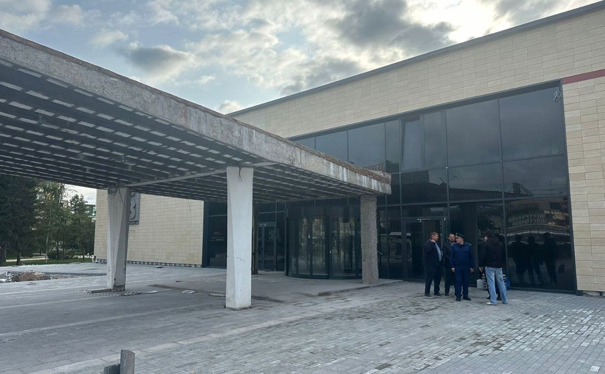 В Омске ищут нового подрядчика на ремонт ТЮЗа Главное управление контрактной системы Омской области начало поиск нового подрядчика на капитальный ремонт здания Театра юного зрителя За непрерывное проведение работ с 1 января по 31 августа 2026 года заказчик готов заплатить 300 1 млн руб Заявки принимаются до 19 декабря а подрядчика намерены определить 23 декабря В проекте нового контракта сообщается что подрядчику необходимо будет провести более 800 видов работ включая демонтажные которые выполнены не до конца Если новый подрядчик завершит капитальный ремонт в срок то омский ТЮЗ откроют не раньше осени 2026 года 21 октября 2025 года с компанией Стройцентр Иркутск которая ранее занималась капитальным ремонтом здания омского ТЮЗа расторгли контракт из за срыва сроков окончания работ rbc omsk