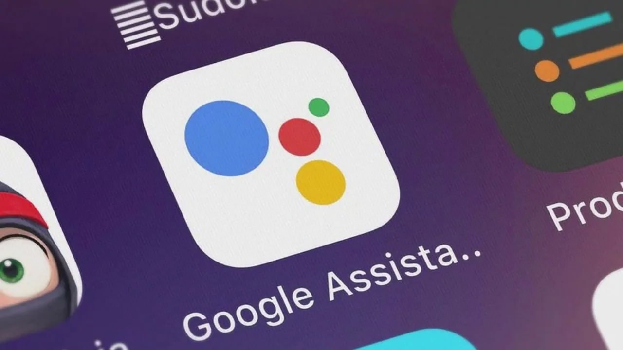 Google согласилась выплатить 68 миллионов долларов для урегулирования судебного иска о конфиденциальности Google Assistant в котором утверждалось что её голосовой помощник неправомерно шпионил за пользователями смартфонов нарушая их конфиденциальность GOOG Компания Google отрицает какие либо правонарушения но согласилась на урегулирование спора чтобы избежать рисков затрат и неопределённости связанных с судебным разбирательством как следует из судебных документов Адвокаты истцов могут потребовать до трети компенсационного фонда или около 22 7 миллиона долларов в качестве судебных издержек jkinvest news jkinvest