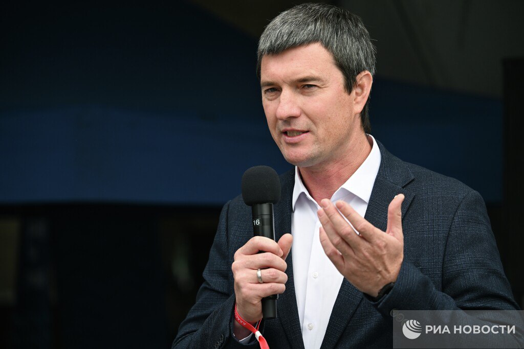 «Не вижу смысла бороться за тех, кто всё уже решил». Президент ФГСР о смене гражданства Орябинской «Елена Орябинская — одна из самых талантливых спортсменок своего поколения, полностью реализовавшая свой талант, достигнув самых высоких спортивных результатов, выступая за сборную России. Официально федерацию Елена не уведомляла о переходе, ситуация понятная — муж Елены, Николай Пименов, уже несколько лет выступает за Сербию, и Елена решила сменить спортивное гражданство», — сказал РИА Новости Алексей Свирин. Он добавил, что есть достойные спортсмены, которые хотят и усердно работают, чтобы выступать за Россию. Именно их федерация будет поддерживать и готовить к победам.