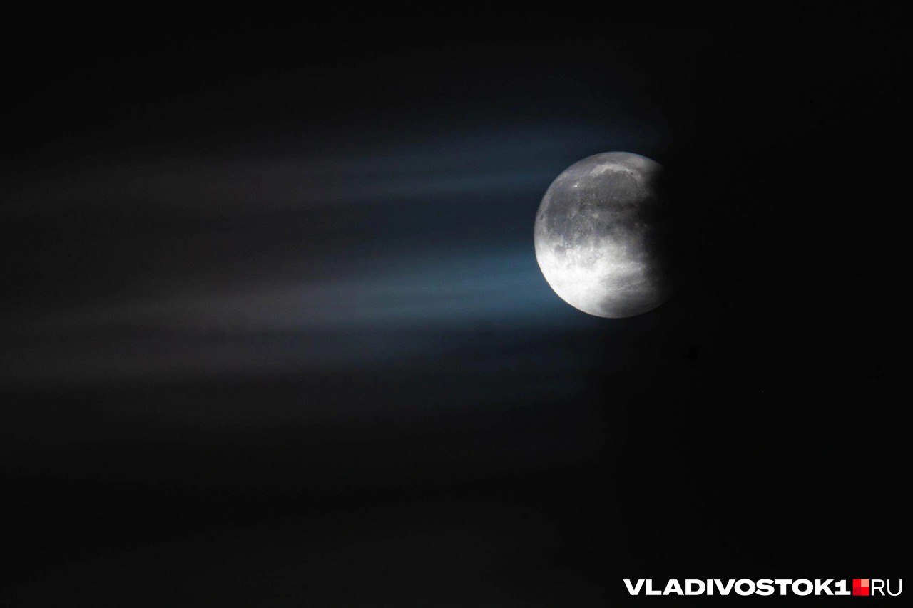 В ночь с 3 на 5 декабря Землю накроет редкое явление Холодная луна последнее суперлуние в этом году Идеально круглый диск Луны будет видно почти из всех уголков планеты но особенно эффектным для приморцев небесное тело станет ночью 5 декабря в 04 14 сообщили эксперты портала StarWalk По словам экспертов спутник максимально приблизится к Земле и окажется на расстоянии 357 тысяч километров а также поднимется на рекордную высоту до 2042 года Яркость Луны вырастет на 16 а размер на 8 по сравнению с обычным полнолунием а также будет казаться больше из за иллюзии но чтобы насладиться видом в полной мере рекомендуется выбрать места подальше от городских огней Подписаться