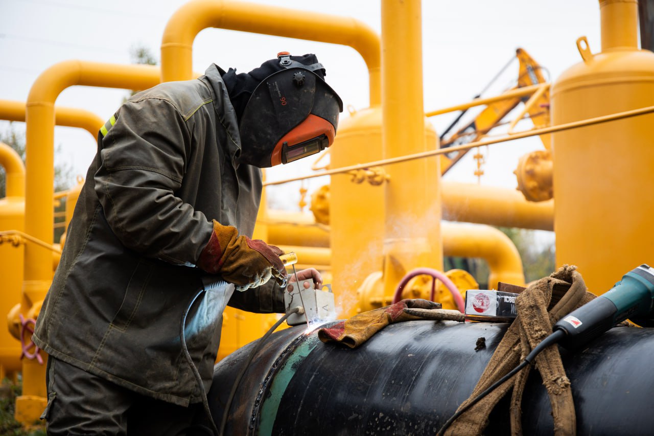 18 газорегуляторных пунктов модернизируем в этом году «Газорегуляторные пункты отвечают за понижение давления газа до определенных параметров и поддержание его значений в заданных пределах. Только в прошлом году модернизировали 15 таких объектов, что позволило обеспечить качественное газоснабжение потребителей и снизить износ сетей. В этом году запланированы работы на 18 пунктах», – рассказал заместитель Мэра Москвы Петр Бирюков. Дополнительно обновим подводящие газопроводы, сети газораспределения и газопотребления. Все мероприятия пройдут без отключения потребителей. Заменим устаревшее оборудование на новые газорегуляторные пункты шкафного типа, которые изготовлены из российских составляющих на собственном производстве столичных газовиков. Они имеют высокую степень надежности и пониженные шумовые характеристики, что соответствует всем требованиям безопасности. Все новые столичные газорегуляторные пункты обязательно оборудуем запорными устройствами, параметры их работы постоянно контролируются из центральной диспетчерской АО «Мосгаз», позволяющей в режиме реального времени управлять газовым хозяйством.