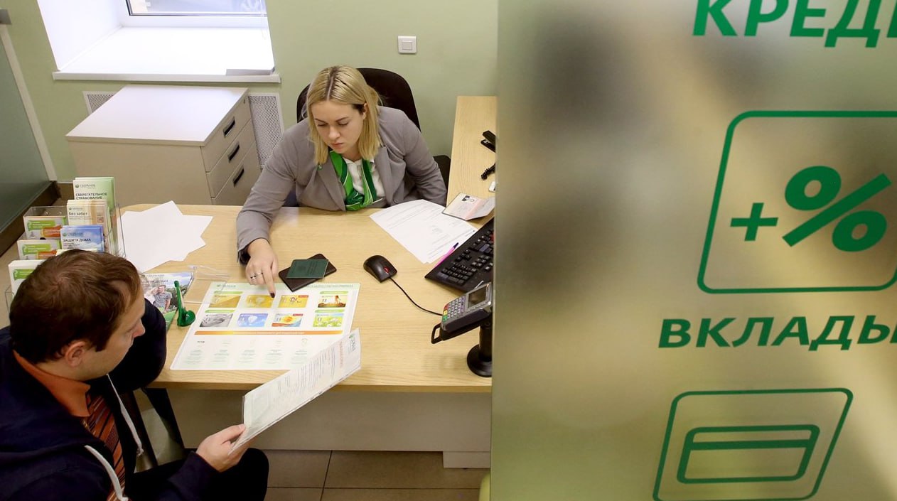 Средняя ставка по вкладам в топ 10 банков упала ниже 15 4 В третьей декаде октября она снизилась на 0 08 п п и составила 15 37 годовых сообщил ЦБ В конце октября ставки по вкладам менялись по разному в зависимости от срока на срок до 3 х месяцев 14 72 годовых 0 06 п п ко второй декаде октября на срок от 3 х до 6 месяцев 14 83 годовых не изменилась на срок от 6 месяцев до 1 года 14 42 годовых 0 33 п п на срок свыше 1 года 12 55 годовых 0 2 п п В число банков данные которых регулятор использует для мониторинга ставок входят Сбербанк ВТБ Газпромбанк Альфа Банк Россельхозбанк Банк ДОМ РФ Московский кредитный банк Т Банк ПСБ и Совкомбанк fatcat18