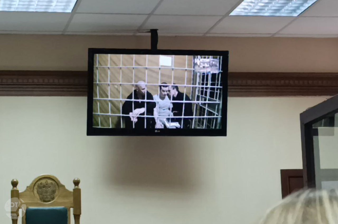 Прокуратура просит ужесточить наказание адвокатам Навального на апелляции на их приговор  Во Владимирском областном суде рассматривается апелляционная жалоба защиты на приговор адвокатам Алексея Навального — Алексею Липцеру, Вадиму Кобзеву и Игорю Сергунину. В январе их признали виновными по статье об участии в деятельности «экстремистской организации»  ФБК . Вадиму Кобзеву назначили 5 лет и 6 месяцев колонии, Алексею Липцеру — 5 лет колонии, Игорю Сергунину, признавшему вину — 3 года и 6 месяцев колонии. Фигуранты выступают в суде по видеосвязи из СИЗО.  Суд отказался приобщать заключение комиссии палаты адвокатов за подписью Генри Резника. Тройка судей согласились с прокурором Колотиловой, которая заявила, что «оценка судебному решению дается вышестоящими судами».  Затем прокурор Колотилова потребовала отменить смягчающие обстоятельства и ужесточить приговор Игорю Сергунину, признавшему вину и сотрудничавшему со следствием. Она заявила, что все доказательства были собраны без показаний Сергунина «в условиях очевидности».  Гособвинительница также попросила ужесточить наказание Вадиму Кобзеву и Алексею Липцеру — якобы не было доказано смягчающее обстоятельство «тяжелое материальное положение семьи».  Фото: SOTAvision