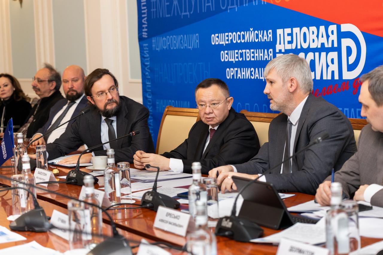В Деловой России прошло расширенное заседание генсовета бизнес объединения с главой Минстроя Иреком Файзуллиным Участники встречи обсудили с министром развитие стройотрасли и сферы ЖКХ Тема стройотрасли поднимается у нас практически на каждой встрече с главой государства Например в этом году мы поднимали вопрос по объектам культурного наследия До этого мы вместе работали над дорожной картой по ускорению регуляторики в отрасли в том числе по промстрою и жилищной стройке позитивная динамика в этих направлениях крайне заметна Строительная тематика касается не только тех кто в ней участвует но и тех кто работает на обеспечение материалами компонентами мебелью электроникой поэтому мультипликатор тут очень большой заявил председатель Деловой России Алексей Репик Ирек Файзуллин отметил что министерство координирует действия регионов вместе с профильными министерствами и региональными командами вовлекая всех заинтересованных в стройпроцесс Система действует уже более четырех лет и позволяет в режиме реального времени обсуждать федеральные и региональные объекты а также оперативно решать возникающие вопросы В рамках реализации нацпроекта Инфраструктура для жизни видны результаты решений заложенных два три года назад Уже удалось значительно сократить инвестиционно строительный цикл упростить множество процедур На каждом этапе за этим стоят изменения федерального законодательства а также разработка постановлений правительства и приказов Минстроя заявил министр Он отметил постоянное и эффективное взаимодействие с Деловой Россией а также готовность к совместному решению ключевых задач стройотрасли и сферы ЖКХ