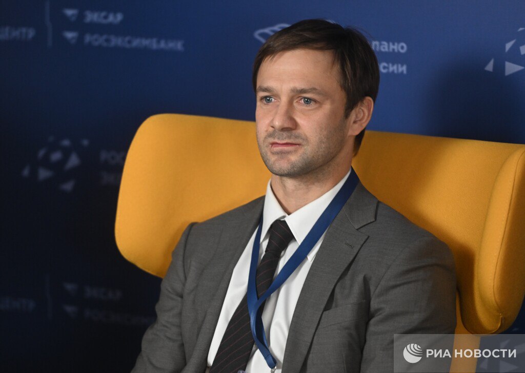 Дмитрий Сычев покинул пост президента омского Иртыша Для меня это был важный период в жизни Я родился в Омске и делал здесь первые шаги в футболе И работа в Иртыше для меня была очень важным и ответственным делом которому я отдавал много сил и времени приводит слова Сычева официальный сайт клуба Эту должность бывший футболист занимал с января 2024 года Подписывайтесь на РИА Новости Спорт в МАХ