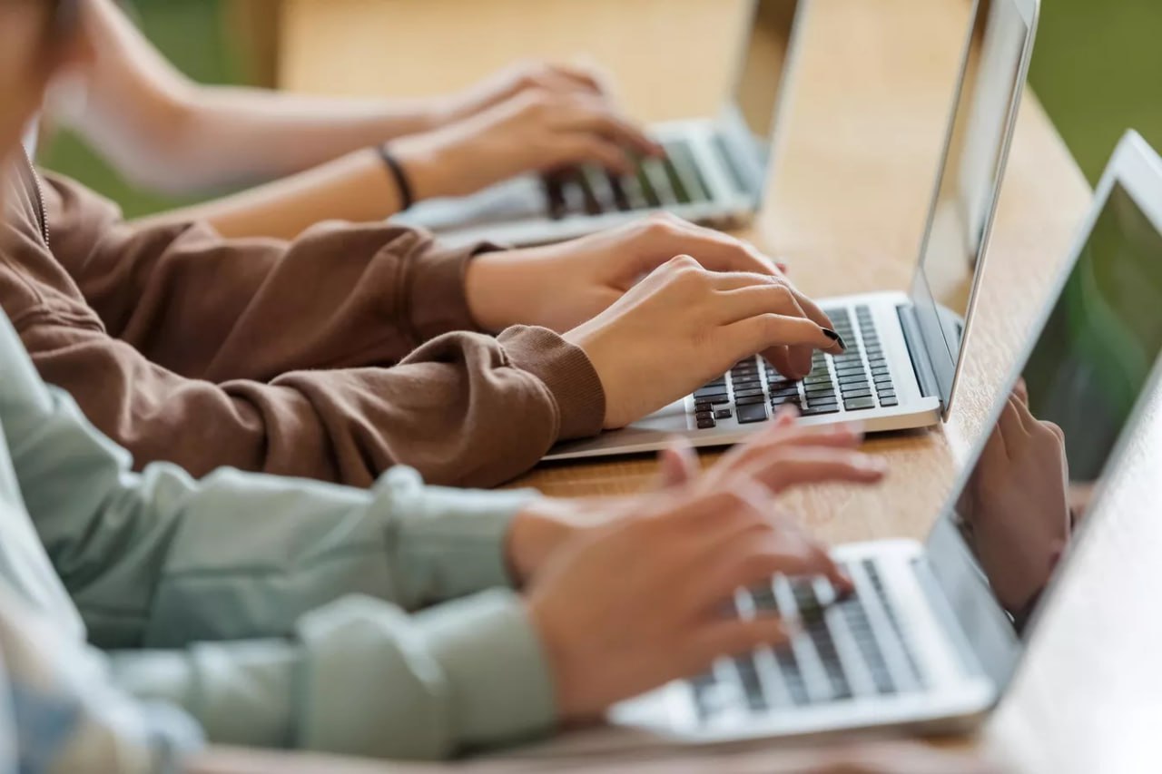 Активное внедрение ИИ в сферы финансов промышленности и госсервисов спровоцирует рост спроса на специалистов по безопасности нейросетей в 2026 м полагает эксперт компании MWS AI Андрей Коршунов По его словам возможно как появление узкопрофильных специалистов по безопасности ИИ так и развитие необходимых компетенций у существующих специалистов по информационной безопасности Подписаться на РИА Новости экономика Все наши каналы