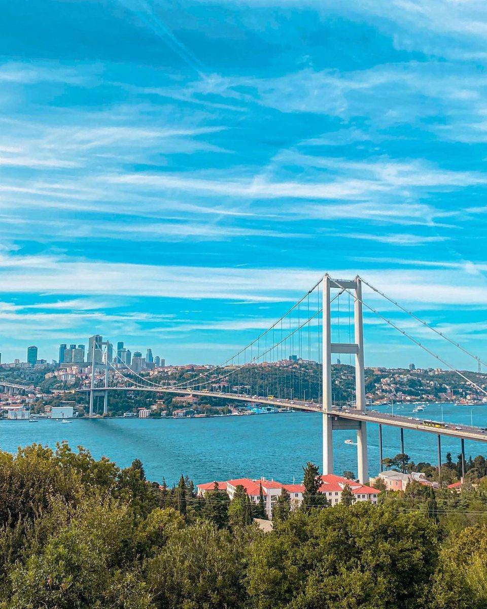 Повысились тарифы на проезд по мостам и автомагистралям Стоимость проезда по Босфорскому мосту и мосту FSM выросла с 45 до 59 турецких лир Стоимость проезда по мосту Явуз Султан Селим увеличилась с 70 до 95 турецких лир Стоимость проезда по мосту Осман Гази выросла с 795 до 995 турецких лир Стоимость проезда по мосту 1915 Чанаккале выросла с 795 до 995 турецких лир