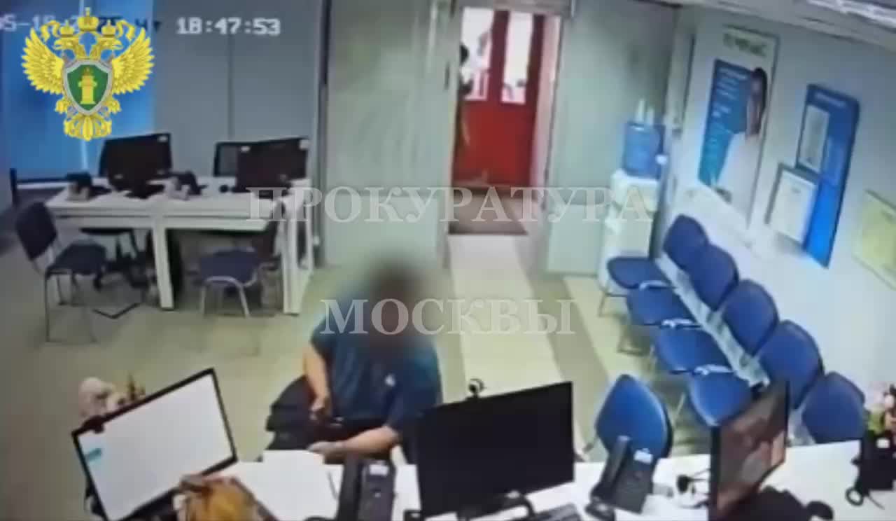 Женщина с проводами угрожала взрывом в микрофинансовой организации в Москве