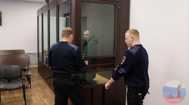 Бомжа-насильника 6-летней девочки в Кузбассе осудили на 16 лет Как позже выяснили следователи, бездомный кузбассовец заприметил на улице гуляющую с другом шестилетнюю девочку. Он предложил ей поделиться вкусными конфетами и повел в сторону городского кладбища. Во время пути малышка всё же испугалась и попыталась убежать, но тот схватил ее и, несмотря на громкие крики, потащил к захоронениям. В пресс-службе Мариинского городского суда редакции уточнили, что он частично признал вину. При этом во время заседаний сказал, что пошел на преступление из-за алкоголя. По его словам, будучи трезвым, он бы не потащил девочку на кладбище. ⏹ Подписаться Прислать новость