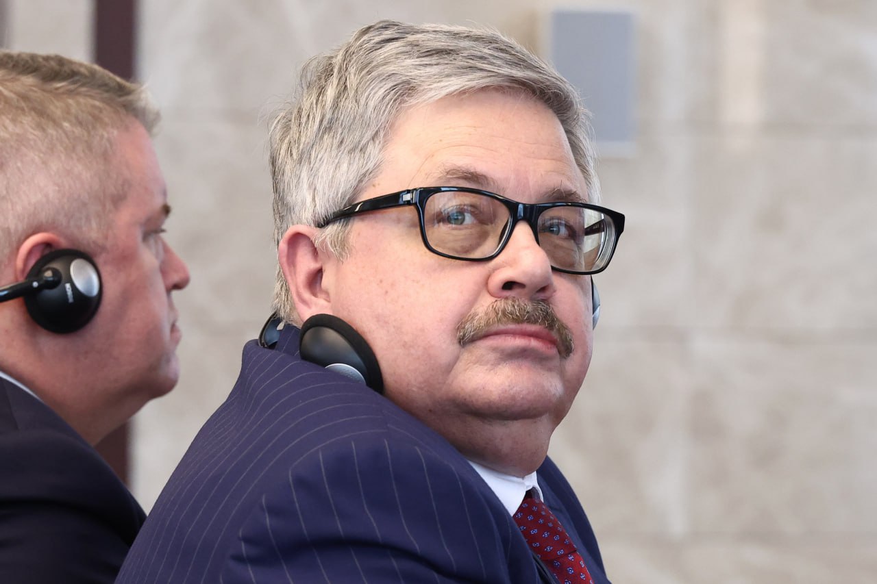Посол России в Анкаре сообщил о завершении работы в Турции Алексей Ерхов поблагодарил друзей-посланников из других государств, контакты с которыми были полезными и приятными. Об этом глава дипмиссии в республике сказал во время приёма в посольстве по случаю Дня России. «Завершается моё четырнадцатилетнее пребывание в Турции: шесть лет в Стамбуле и восемь в Анкаре. Подводя итоги, хочу от всей души поблагодарить турецкое правительство, МИД Турции, весь турецкий народ за гостеприимство и бесценное содействие, которое мне оказывалось в выполнении моей миссии», — сказал Ерхов. По информации СМИ, новым послом России в Турции может стать замминистра иностранных дел Сергей Вершинин. Подпишись на «Говорит Москва»