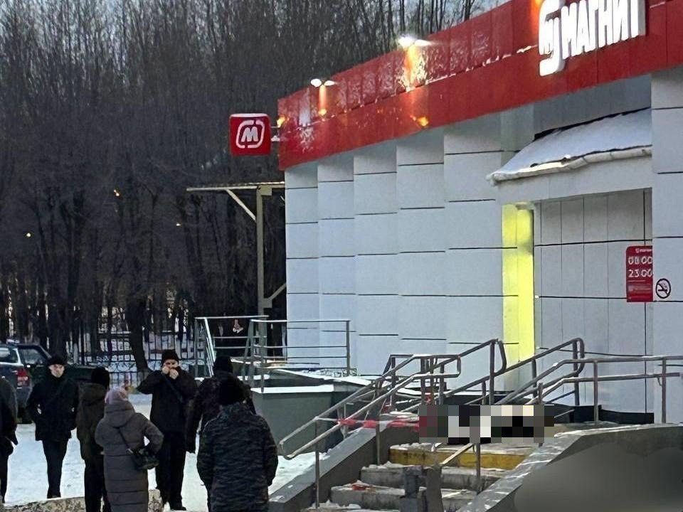 На крыльце магазина умер мужчина Это случилось вечером 8 декабря по адресу ул Республики 239 1 Тело обнаружили очевидцы у входа в супермаркет Предположительно мужчина без определенного места жительства замерз насмерть Личность погибшего устанавливается Причины смерти будут окончательно известны после проведения экспертизы Будьте в курсе даже офлайн 72 RU в MAX