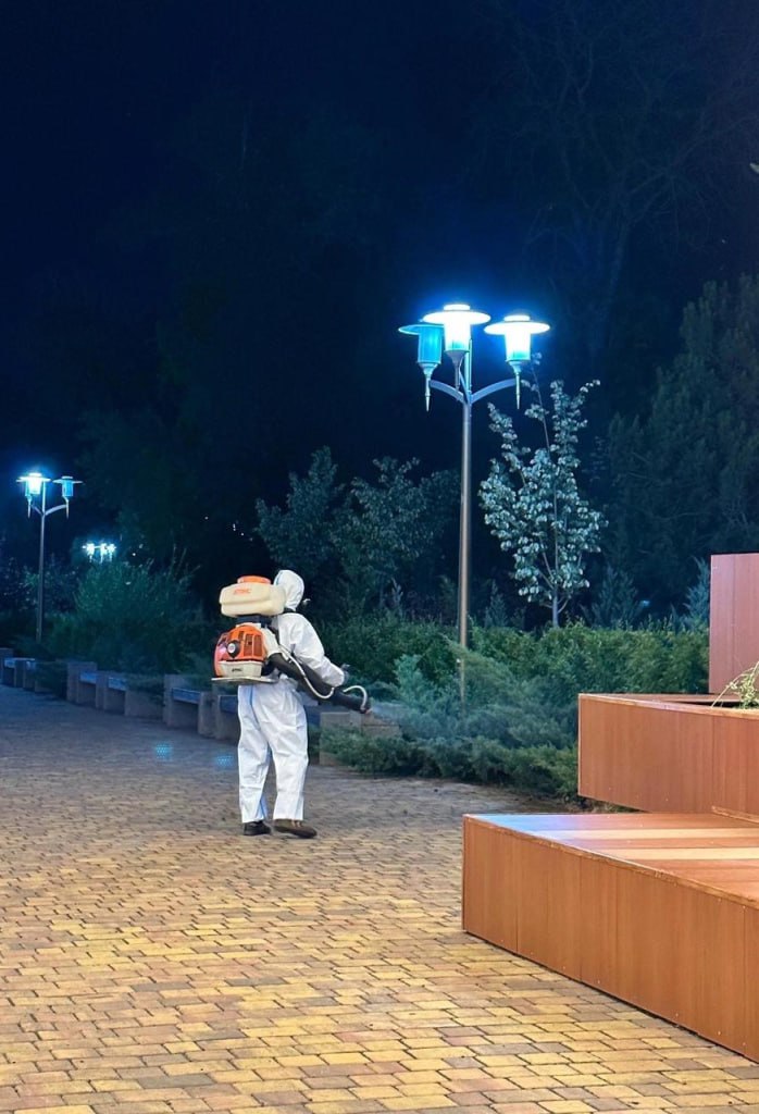 В Ростове-на-Дону обработали от комаров более 130 га лесов В Ростове-на-Дону продолжается масштабная обработка парков, скверов и лесных территорий от комаров — с начала сезона специалисты обработали более 130 га городских лесов по предписаниям Роспотребнадзора и жалобам жителей. Об этом сообщила пресс-служба администрации Ростова. Специализированные компании уничтожают личинки и взрослых особей насекомых в местах их скопления. Работы проводятся в рамках муниципальных контрактов по предписаниям регионального управления Роспотребнадзора и обращениям горожан. По заявкам жителей в конце прошлой недели обработали парк Левобережный и Зеленый остров, запланирована обработка Первой мили. За последние две недели противокомариная обработка прошла в Левенцовке, ул. Пескова в районе ст. Первомайской и спуска к Мертвому Донцу, ул. Пушкинской, городской набережной. Также обработали территории у Ростовского моря и р. Темерник рядом с церковью Сурб-Хач, Можайские пруды и другие общественные места. Губительное для комаров средство распыляется с помощью специального оборудования. При дожде работы останавливают, а с улучшением погоды возобновляют. Подписаться на "Новости Ростова" Прислать новость