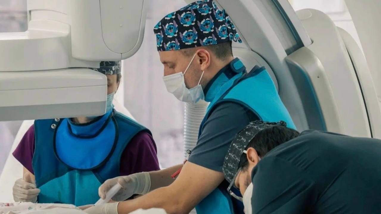 Врачи областной больницы спасли женщину с тяжелым заболеванием сердца 60 летняя пациентка поступила в Калужскую областную больницу с острым инфарктом миокарда Ситуация осложнялась снижением кровоснабжения тканей Проведение операции под наркозом представляло высокий риск Ставить стенты тоже было опасно в любой момент могла произойти остановка сердца Тогда врачи приняли решение подключить пациентку к аппарату ЭКМО Это система которая временно заменяет работу сердца и легких Пока аппарат поддерживал жизненные функции хирурги безопасно установили стенты и восстановили кровоток Операция прошла успешно Жизнь женщины спасли Сейчас она уже выписана из больницы и чувствует себя хорошо Не грузит телеграм Подписывайся на наш канал в MAX