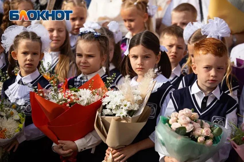 В Ростовской области последние звонки пройдут в закрытых помещениях По словам властей, это необходимо для безопасности учеников, педагогов и родителей. «Торжественные мероприятия проводятся в закрытых помещениях для организации эффективной защиты правопорядка и защищенности образовательных организаций», – сообщает Минобразования Ростовской области. Соответствующие рекомендации донесены до всех муниципальных образовании региона. Работа Авто Глэмпинг Медицина